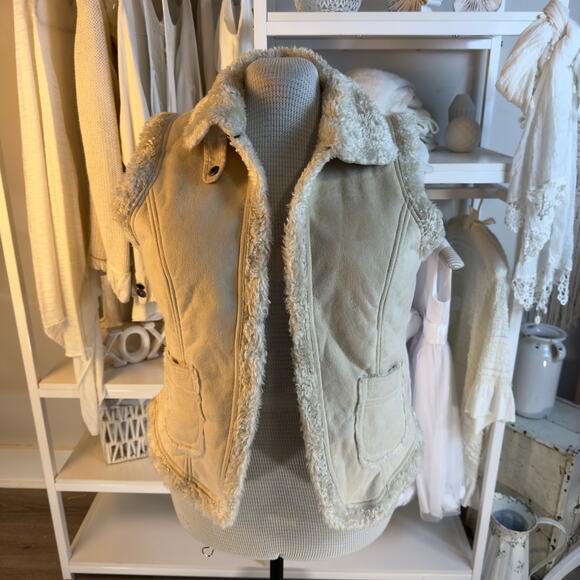 Maurices sz. XL vegan suede vest with vegan fur lining winter, spring fall #4272 - Picture 1 of 11